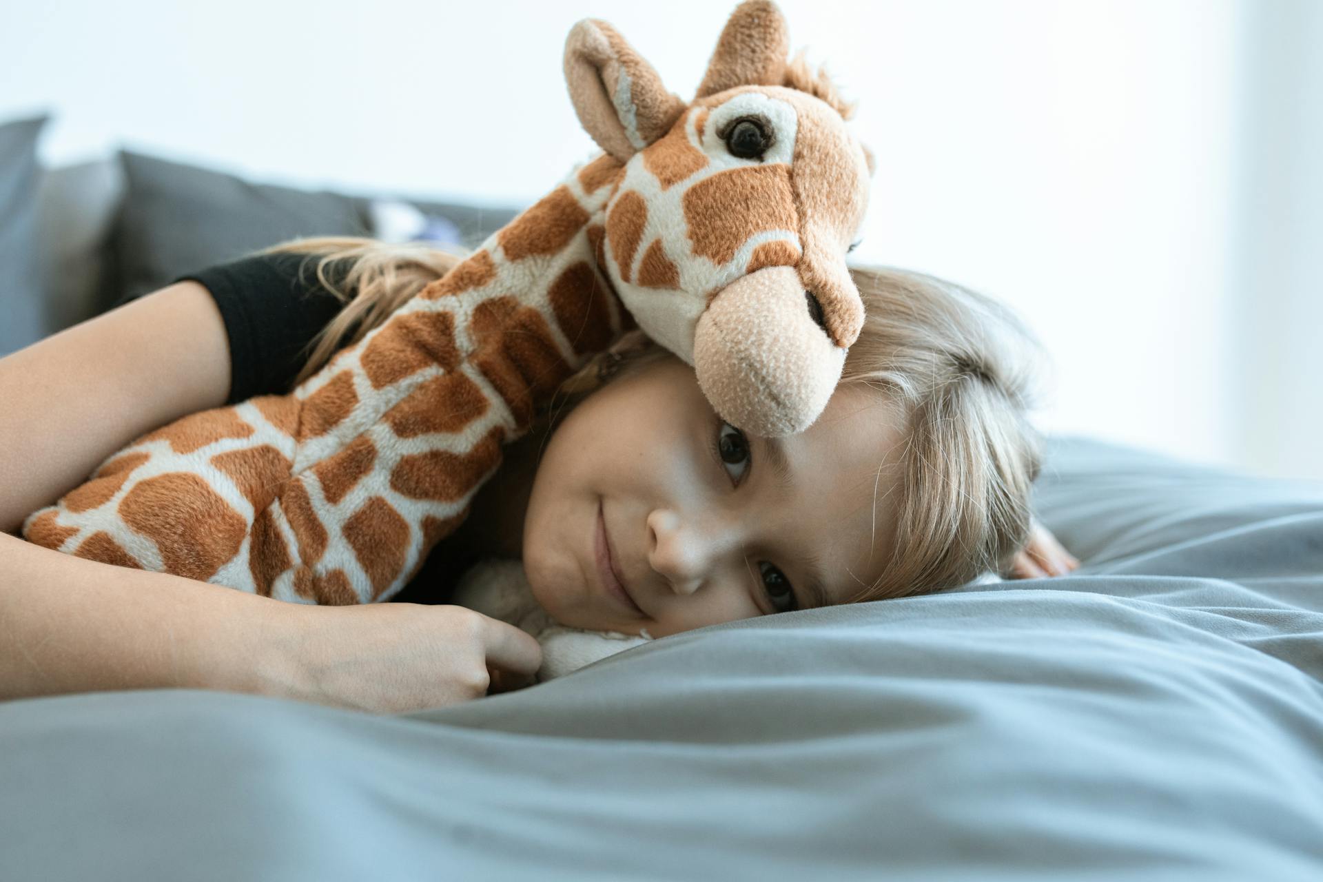 enfant jouant lit confortable